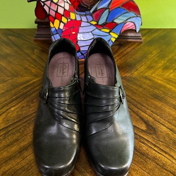 Clarks vintage style booties EUC - Picture 3 of 5